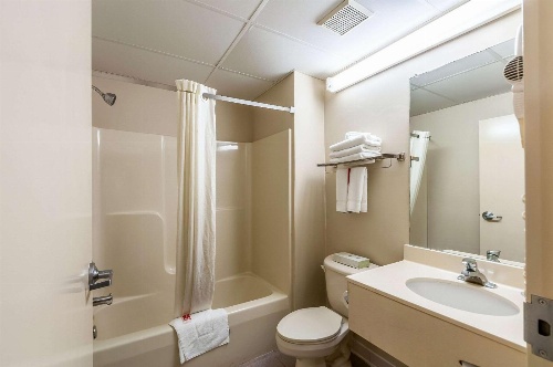 Econo Lodge Inn & Suites Middletown image 1
