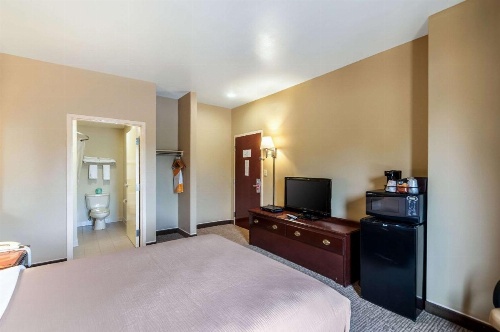 Econo Lodge Inn & Suites Middletown image 21