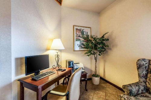 Econo Lodge Inn & Suites Middletown image 4